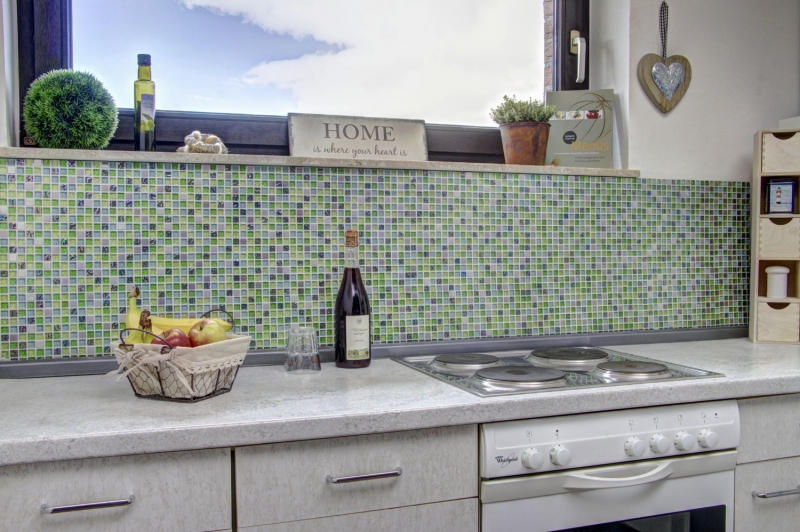 Muestra de mano mosaico azulejo Azulejo backsplash Acero inoxidable translúcido verde Mosaico de vidrio Cristal acero verde MOS92-0506_m