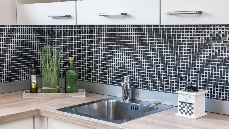 Muestra de mano mosaico azulejo Azulejo backsplash Translúcido gris oscuro negro Mosaico de vidrio Piedra de cristal Relieve gris oscuro negro MOS83-HQ19_m