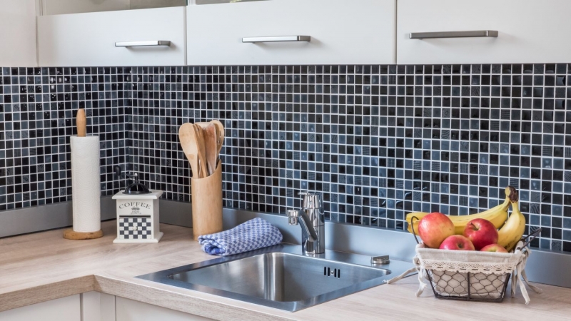 Muestra de mano azulejo mosaico Azulejo backsplash Translúcido gris oscuro negro Mosaico de vidrio Piedra de cristal Relieve gris oscuro negro MOS83-HQ29_m