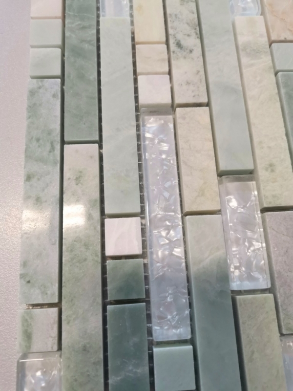 Muestra de mano mosaico azulejo backsplash oro translúcido verde claro compuesto vidrio mosaico cristal piedra onyx oro MOS87-MV738_m