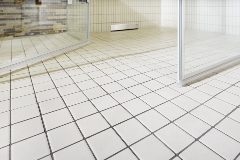 Muestra de mano azulejo de mosaico de cerámica beige claro magnolia sin esmaltar RUTSCHEMMEND MOS14B-1211-R10_m