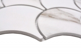 Muestrario de mano abanico de mosaico cerámico Calacatta escamas de pez blanco gris-marrón mate MOS13-FS112_m