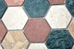 Muestra de mano mosaico azulejo mármol piedra natural crema beige rojo verde hexágono aleatorio MOS42-1213_m